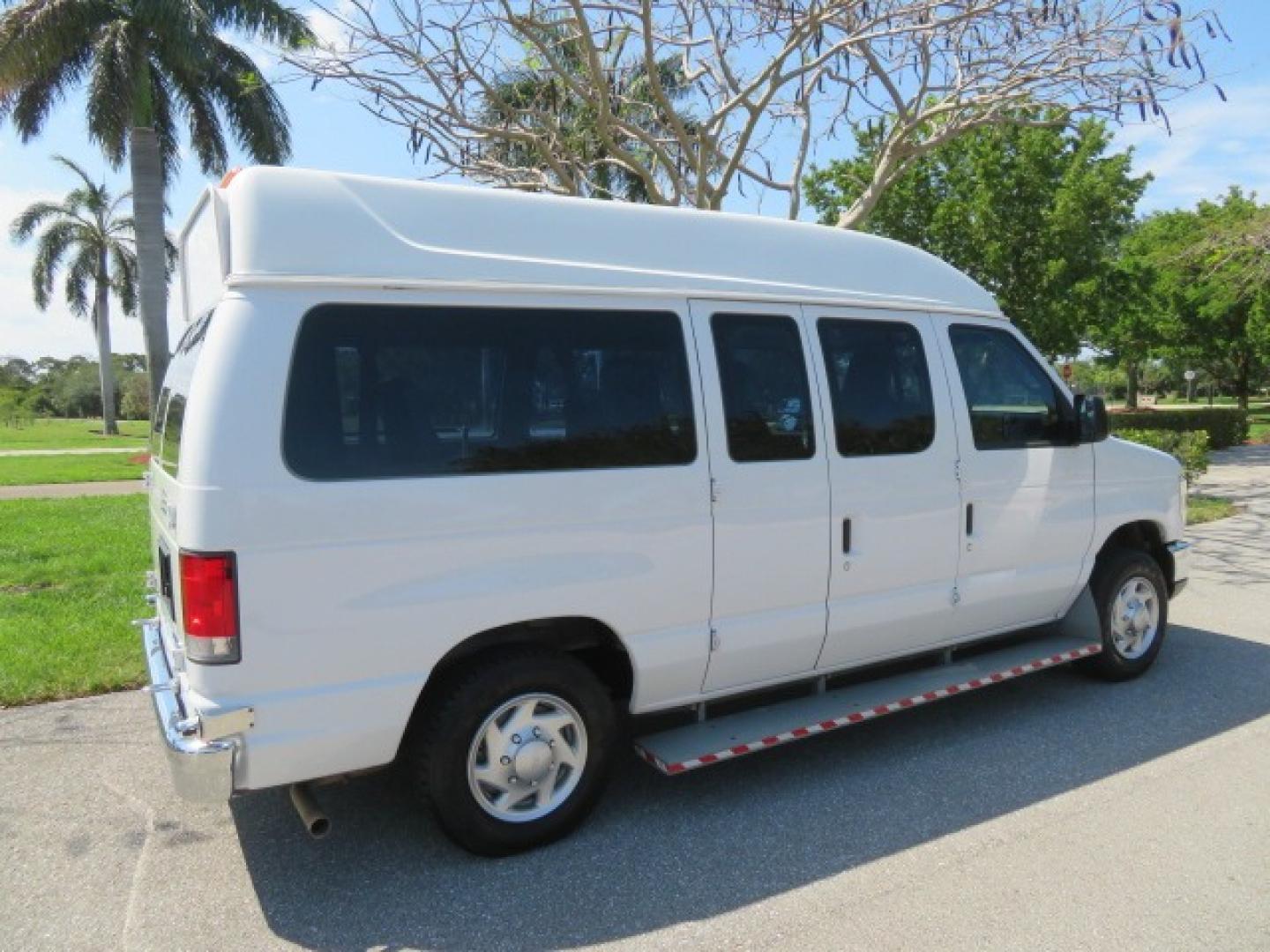 2014 White /Gray Ford E-Series Van (1FTNE1EW1ED) , Automatic transmission, located at 4301 Oak Circle #19, Boca Raton, FL, 33431, (954) 561-2499, 26.388472, -80.084045 - Photo#31